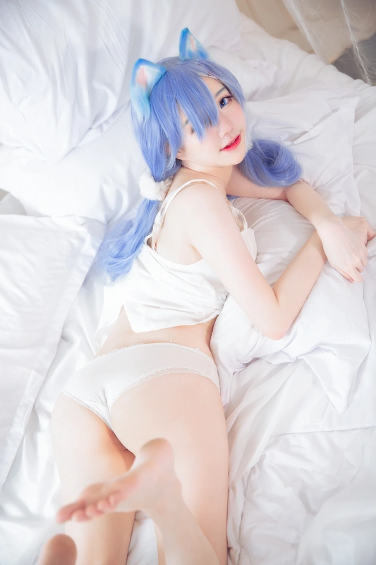 Rem White Kitty - Sally Dorasnow